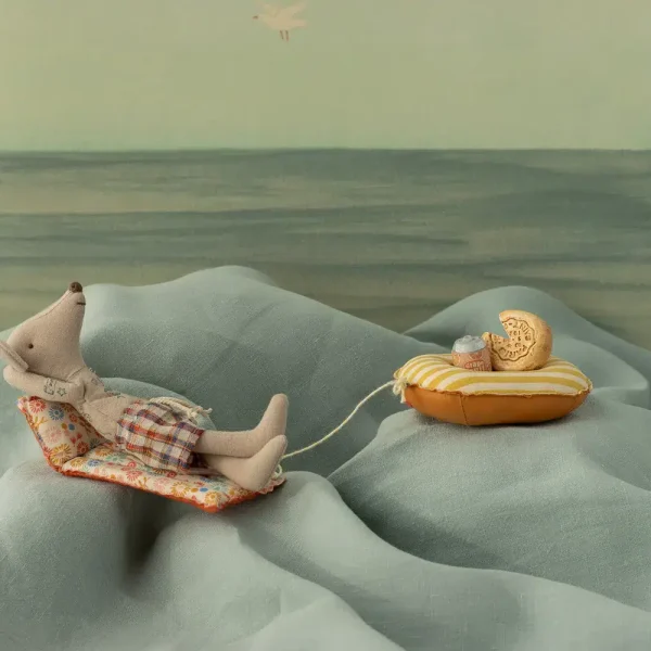 Maileg Beach mouse with air mattress, Dad - Flower