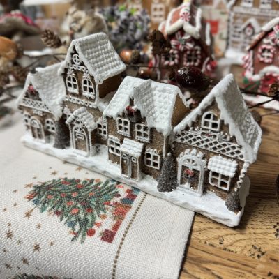 Gisela Graham Resin Orn 23cm - White Iced LED Gingerbread Village Frieze