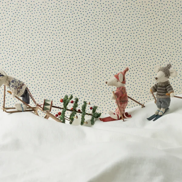 Alternative view of Maileg Winter mouse with ski set, Dad - Blue